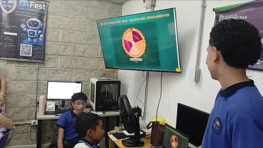 Estudiante interactúa con la Ruleta del Pensamiento
